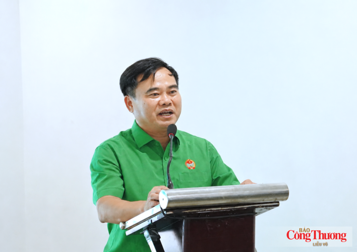 Ông Nguyễn Viết Hùng, Phó Chủ tịch Ủy ban Mặt trận Tổ quốc Việt Nam tỉnh, Chủ tịch Hội Nông dân tỉnh Nghệ An phát biểu tại chương trình.