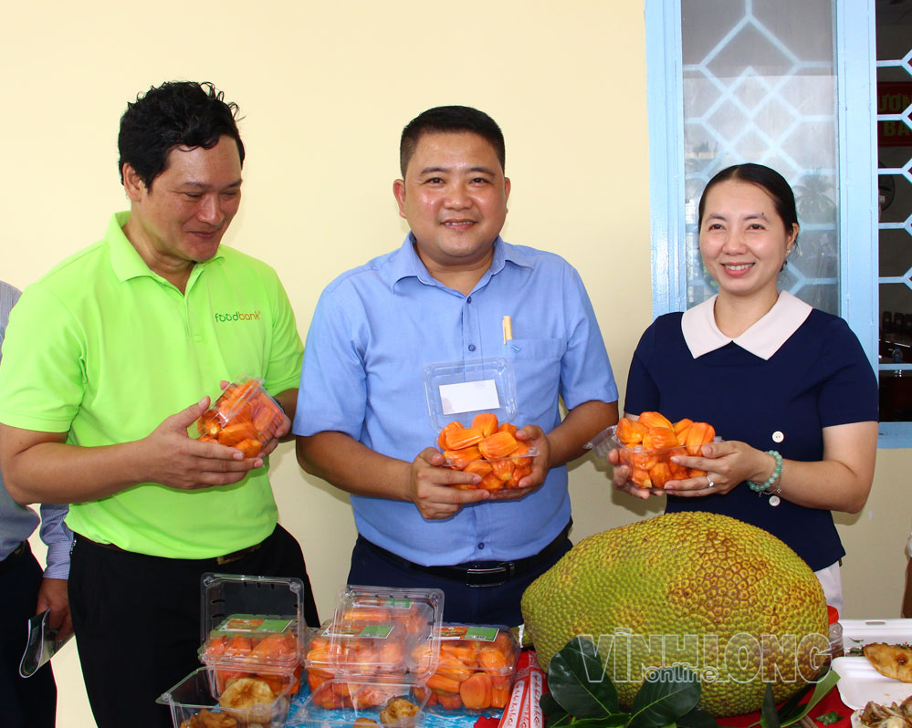 Đại biểu tham quan gian hàng trưng bày sản phẩm mít ruột đỏ.