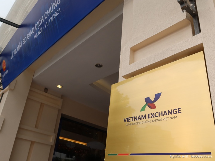 Việc sửa quyết định về thành lập, tổ chức và hoạt động của Sở Giao dịch Chứng khoán Việt Nam xuất phát từ việc pháp luật thay đổi và yêu cầu phát triển sản phẩm mới, triển khai các thị trường chuyên biệt.