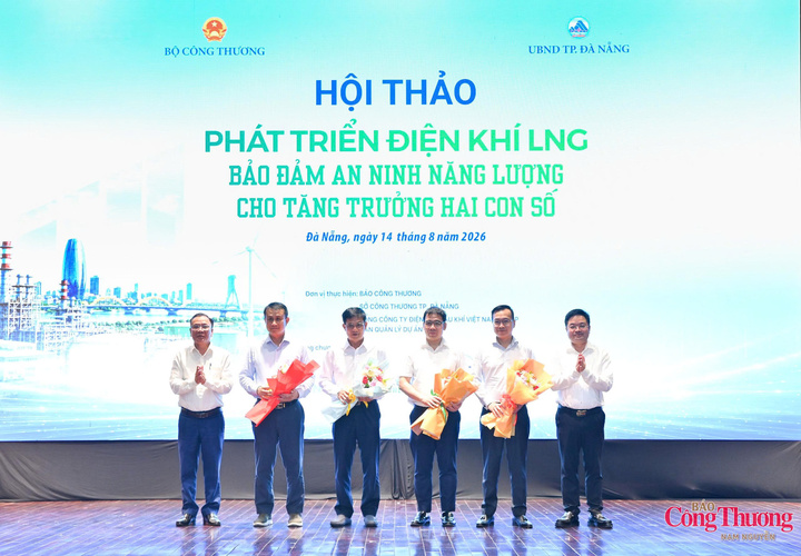 Tổng biên tập Báo Công Thương Nguyễn Văn Minh và Phó Giám đốc Sở Công Thương TP. Đà Nẵng Nguyễn Văn Trừ tặng hoa tri ân các đơn vị đồng hành tổ chức Hội thảo.