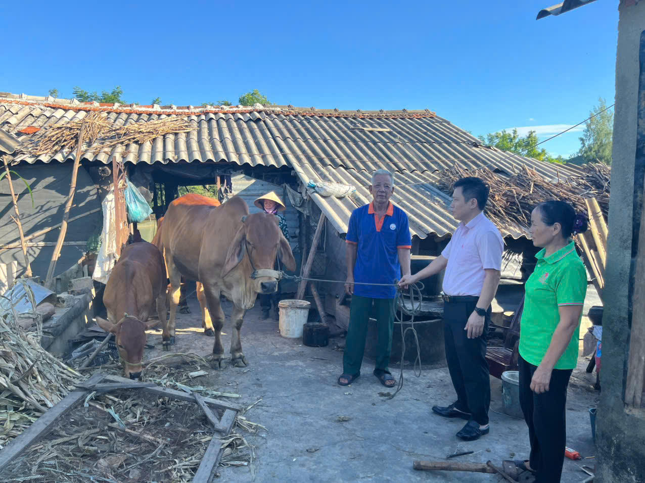 Cán bộ tín dụng NHCSXH Diễn Châu tận tình hướng dẫn Nhân dân sử dụng vốn vay phát triển sản xuất kinh doanh.