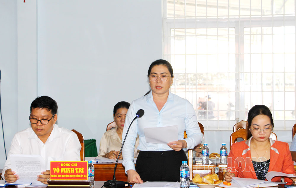 Đại diện UBND xã Phú Quới báo cáo kết quả thực hiện Chương trình MTQG xây dựng nông thôn mới.