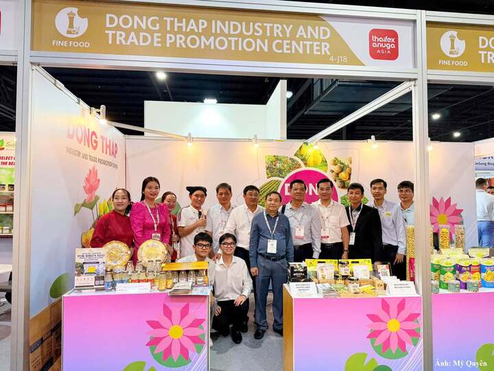 Trong Chương trình Thaifex Anuga Asia 2026 tại Vương quốc Thái Lan, tỉnh Đồng Tháp tham gia 2 gian hàng, giới thiệu các sản phẩm nổi bật, tiềm năng xuất khẩu của tỉnh.