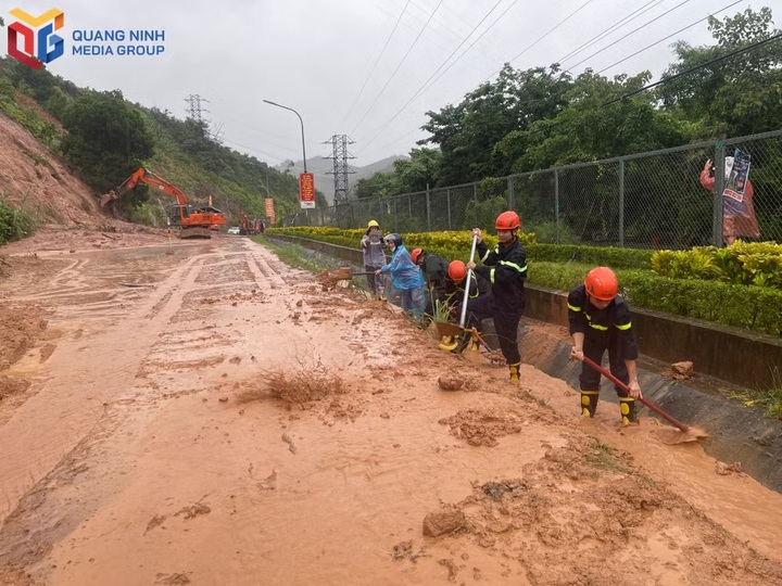 Lực lượng chức năng đặc khu Vân Đồn, tỉnh Quảng Ninh khẩn trương khắc phục tình trạng sạt lở do ảnh hưởng cơn bão số 4. Ảnh: Quang Ninh Media Group