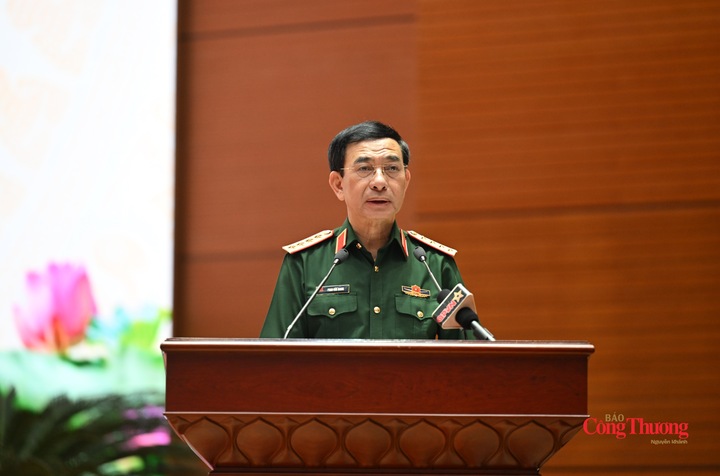 Đại tướng Phan Văn Giang, Ủy viên Bộ Chính trị, Phó Bí thư Quân ủy Trung ương, Phó Thủ tướng Chính phủ, Bộ trưởng Bộ Quốc phòng phát biểu chỉ đạo hội nghị.