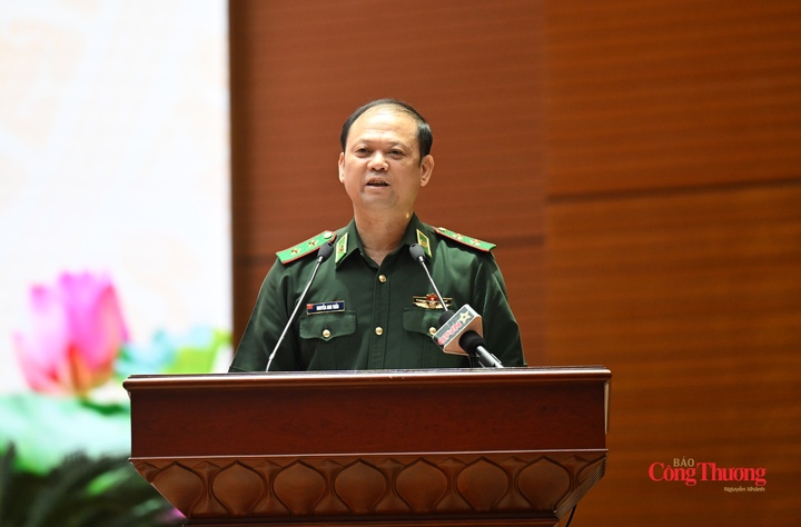 Trung tướng Nguyễn Anh Tuấn, Chính ủy Bộ đội Biên phòng trình bày báo cáo tại hội nghị.