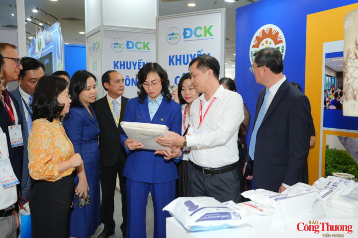 Thứ trưởng Phan Thị Thắng tham quan các gian hàng tại Triển lãm sản phẩm công nghiệp nông thôn tiêu biểu - Kết nối chuỗi cung ứng quốc tế.