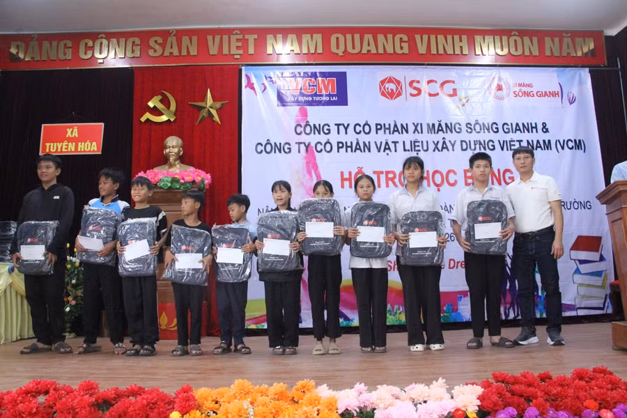 Mỗi phần quà là sự động viên, khích lệ để các em tiếp tục cố gắng vươn lên trong học tập. 1000075634.jpg