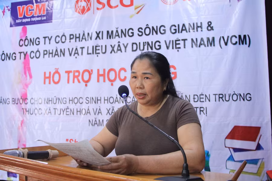 Đại diện phụ huynh học sinh phát biểu cám ơn nhà tài trợ. 1000075631.jpg