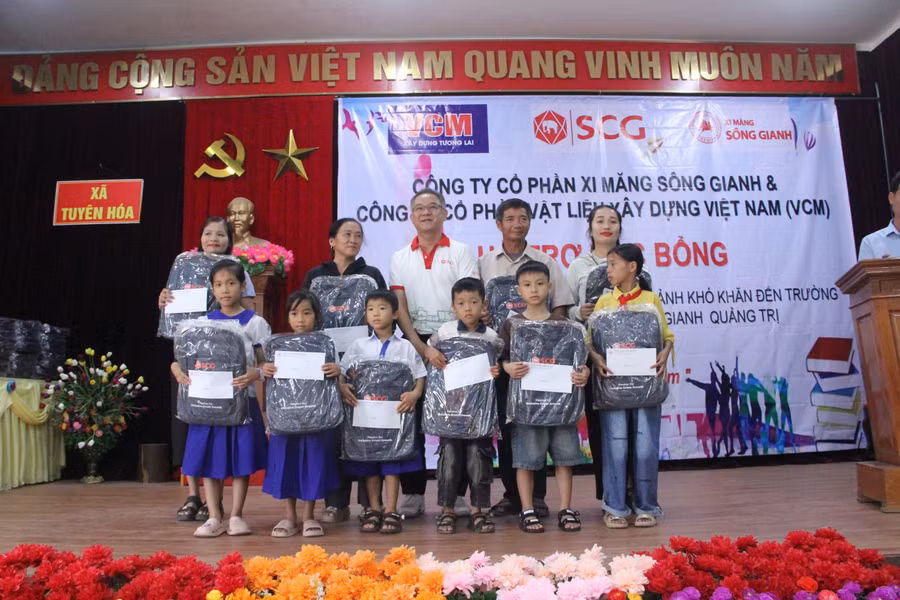 Mỗi suất quà gồm ba lô SCG và 1.000.000 đồng tiền mặt. 1000075636.jpg