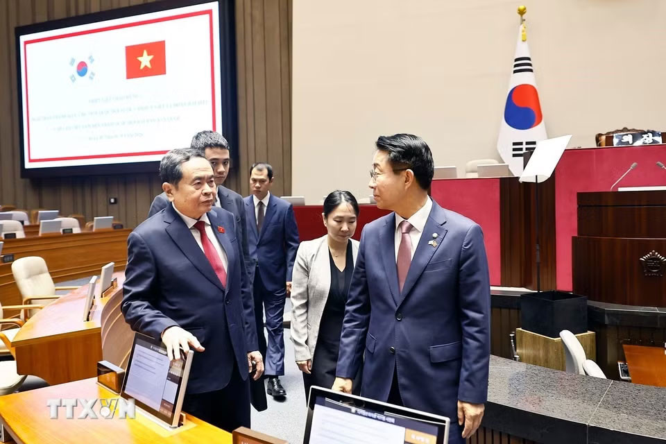 Chủ tịch Quốc hội Trần Thanh Mẫn cùng Chủ tịch Quốc hội Hàn Quốc Cho Jeong Sik tham quan phòng họp của Quốc hội Hàn Quốc. Ảnh: Doãn Tấn/TTXVN