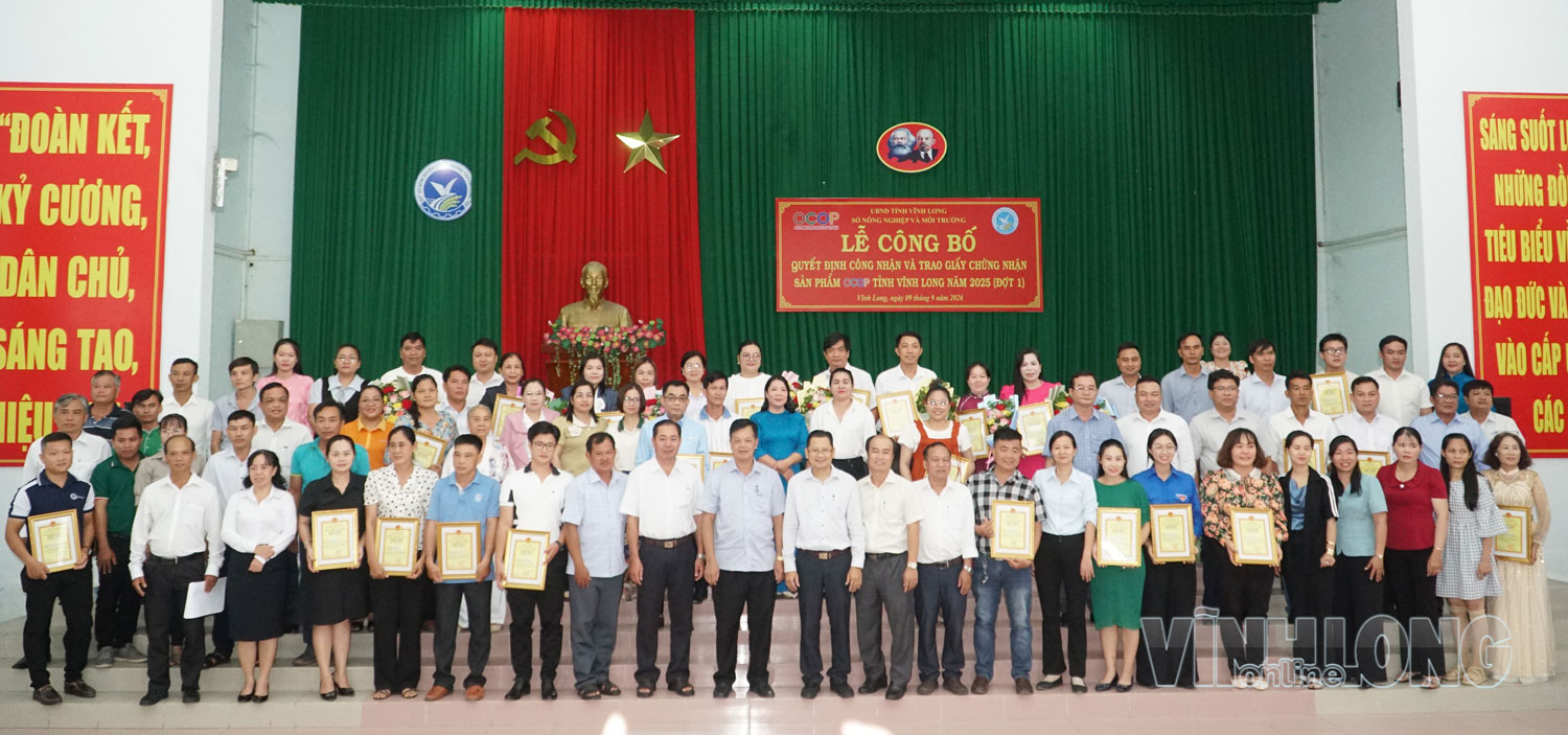 Các đại biểu chụp ảnh lưu niệm tại buổi lễ.