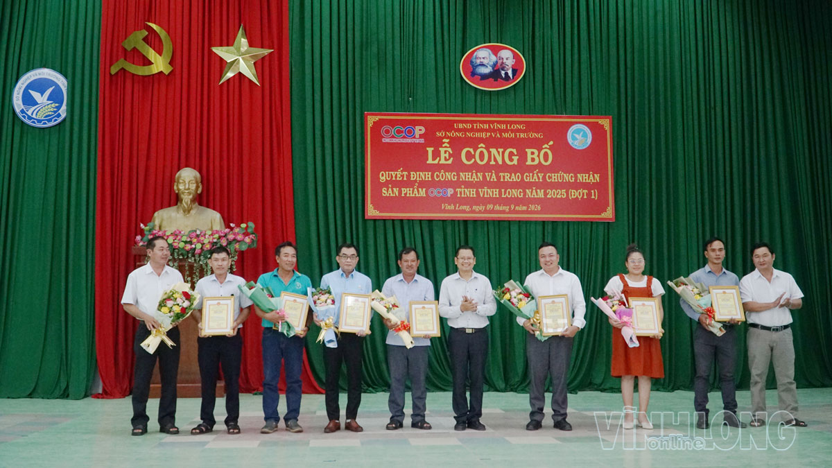 Ban tổ chức chương trình công bố quyết định công nhận và trao giấy chứng nhận cho 98 sản phẩm đạt chuẩn OCOP tỉnh Vĩnh Long năm 2025 (đợt 1).