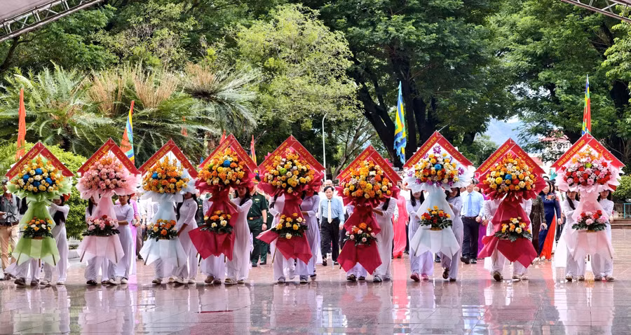Lễ giỗ Hoàng đế Quang Trung - Nguyễn Huệ lần thứ 234 được tổ chức trang trọng, thành kính. z8246114941330-7dffe989f238a6ec85dec9c9c9f2f1f1.jpg