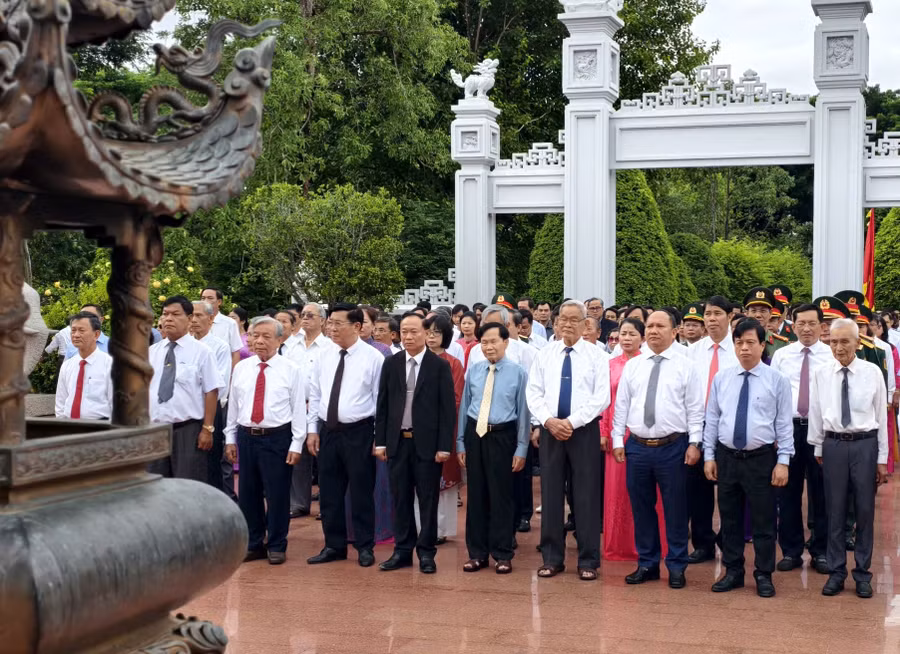 Các đại biểu dâng hương tưởng niệm vị anh hùng dân tộc Quang Trung - Nguyễn Huệ. z8246115688946-4120c07eda801dc958b4675bda502162.jpg