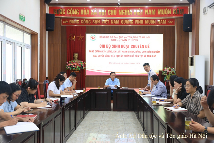Đồng chí Hoàng Trọng Tùng, Bí thư Đảng ủy, Giám đốc Sở Dân tộc và Tôn giáo TP. Hà Nội chủ trì sinh hoạt chuyên đề về tăng cường kỷ cương, kỷ luật hành chính, nâng cao trách nhiệm giải quyết công việc tại Văn phòng Sở.