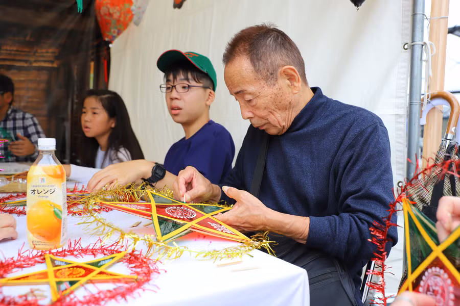 Người dân Nhật Bản trải nghiệm làm lồng đèn Ông Sao. img-5550.jpg