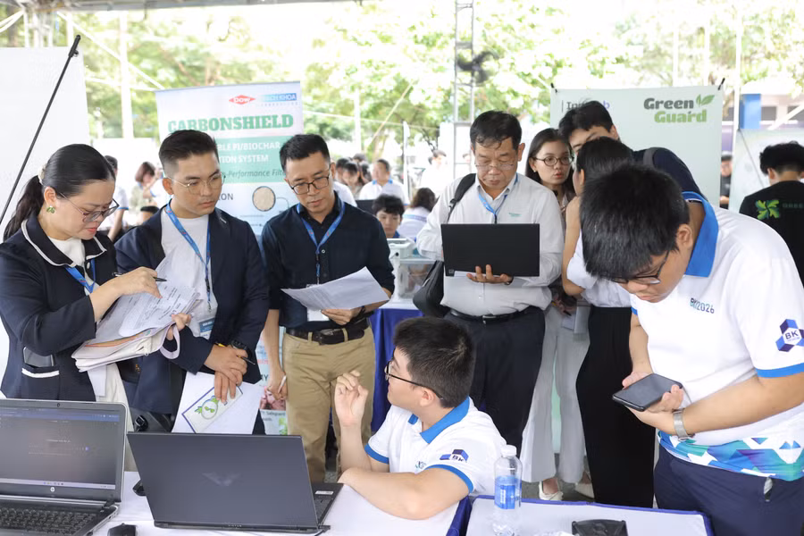 Ban giám khảo làm việc tại vòng chung kết cuộc thi Bách Khoa Innovation 2026. Ảnh: N.Q. ben-2263.jpg