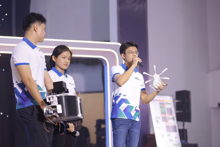 Sinh viên thuyết trình về dự án tại vòng chung kết cuộc thi Bách Khoa Innovation 2026, diễn ra ngày 12/9. Ảnh: N.Q.
