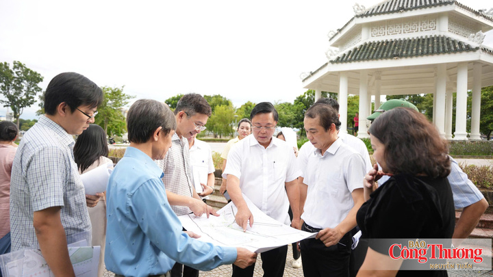 Lãnh đạo thành phố Huế cùng với các sở, ban, ngành, địa phương khảo sát các điểm phát triển dịch vụ, du lịch khu vực ven sông Hương.