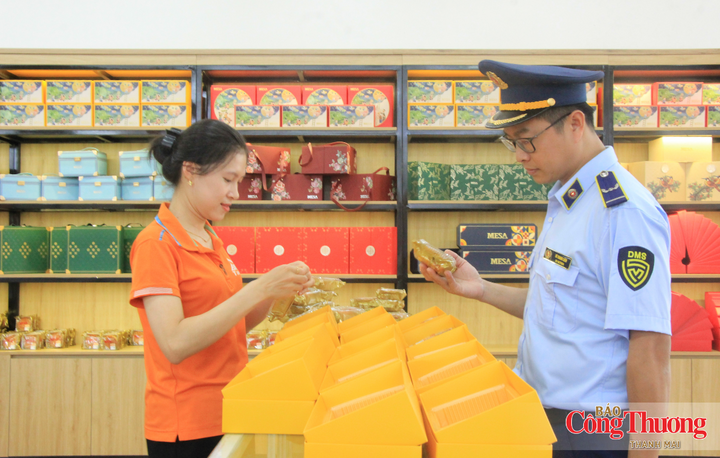 Công tác tuyên truyền, kiểm tra tập trung vào các nhóm hàng bánh Trung thu, bánh kẹo.