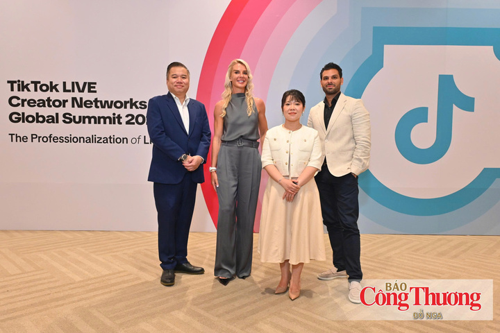 Ông Chokchai Thonganan, CEO Milestone Leading (Thái Lan); bà Hannah Norman, Nhà sáng lập Hey Honey (Anh quốc); bà Claire Li, Giám đốc Đại lý LIVE, Sản phẩm & Chiến lược tại TikTok và ông Hadi Hammoud, đại diện Kearney chụp ảnh lưu niệm tại sự kiện (từ trái sang phải).