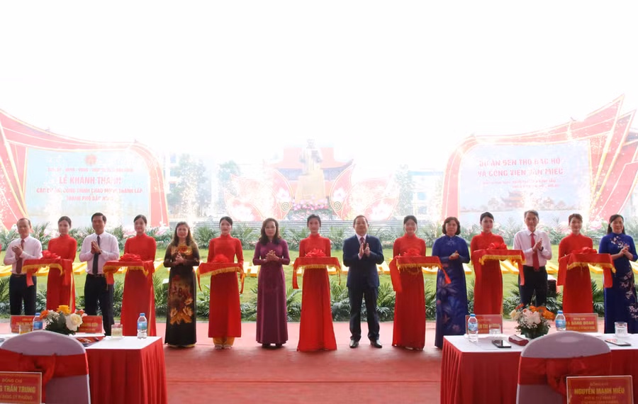 Đại biểu cắt băng khánh thành công trình.