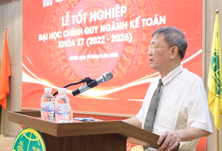 Ông Nguyễn Như Ngọc - Phó Trưởng phòng Quản lý đào tạo đọc Quyết định tốt nghiệp. nhungoc.jpg