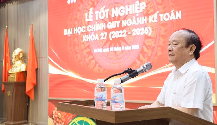 GS.TS Đinh Văn Tiến - Phó Hiệu trưởng Trường Đại học Kinh doanh và Công nghệ Hà Nội phát biểu tại buổi lễ. gs-tien.jpg