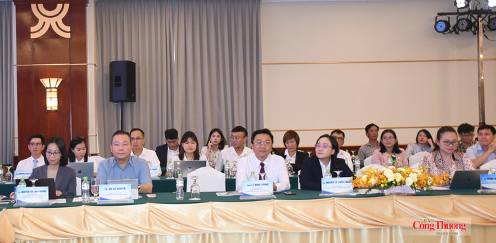 Đại biểu tham dự sự kiện.