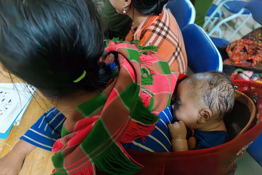 Hình ảnh em bé ngủ gục trên lưng mẹ trong lớp học đã không còn quá xa lạ, trở thành nguồn động lực lớn để người phụ nữ vùng cao "tìm chữ". 1789967564426-2295230556967093304-6963465464266703425-333eece9fd65c3c3622da1a6e9179259.jpg