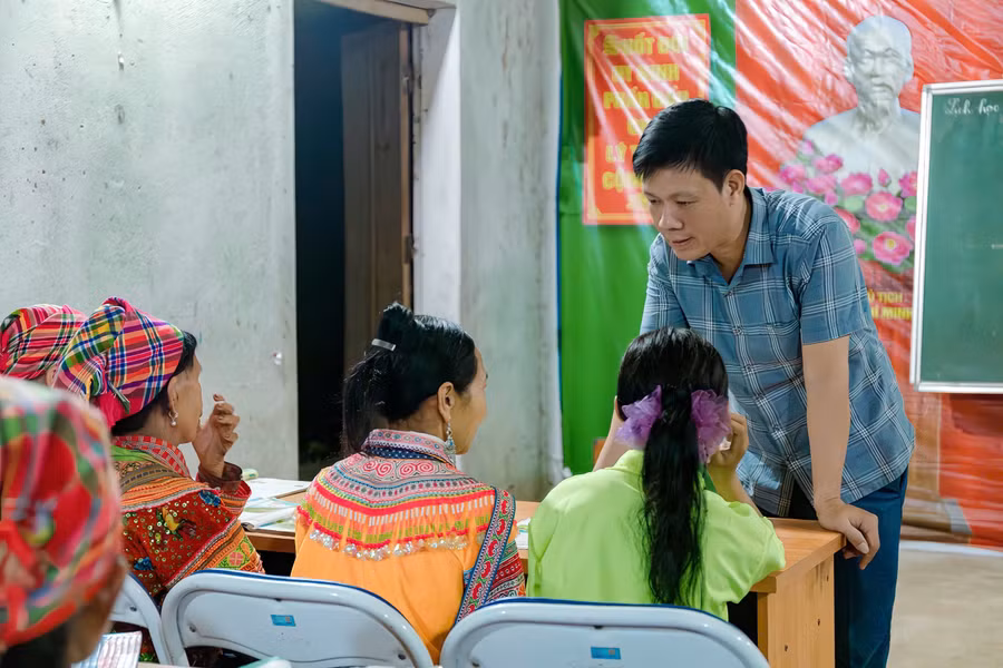 Ông Bùi Thanh Hưởng - Phó Chủ tịch UBND xã Tân Tiến chia sẻ với bà con. 1789967564412-2295230556967093304-6963465464266703425-819968dedef6402a3a36c8ae1d05e6cb.jpg