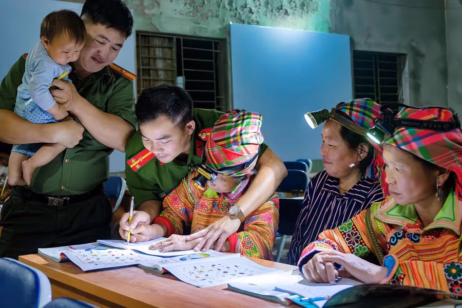 Cùng với các giáo viên, Thiếu tá Dương Văn Kháy và Thượng úy Thèn Văn Đông, cán bộ Công an xã Tân Tiến, cũng tham gia hỗ trợ lớp học. 1789967564387-2295230556967093304-6963465464266703425-9e77b00aca940163cfc88008ae75f6da.jpg