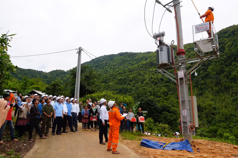 Nghi thức đóng điện trạm biến áp Huổi Lính, xã Mường Mô.