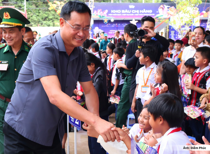 Ông Lê Ngọc Quang, Bí thư Thành ủy, Trưởng Đoàn đại biểu Quốc hội TP. Đà Nẵng đến tham dự, gặp gỡ các em nhỏ tại điểm Trường Phổ thông nội trú Tiểu học và Trung học cơ sở Tây Giang.