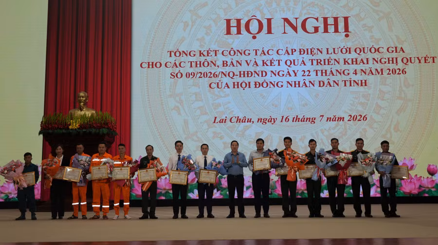 Trao thưởng cho các cá nhân tại hội nghị tổng kết công tác cấp điện lưới quốc gia cho các thôn, bản và đánh giá kết quả triển khai Nghị quyết số 09. pc-lai-chau-3.jpg