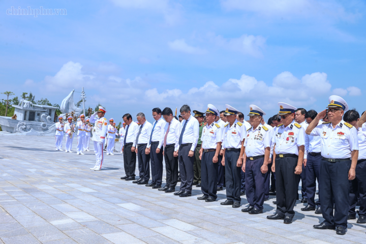 Thủ tướng và đoàn công tác thành kính tưởng niệm, tri ân các Anh hùng liệt sĩ - Ảnh: chinhphu.vn/Nhật Bắc