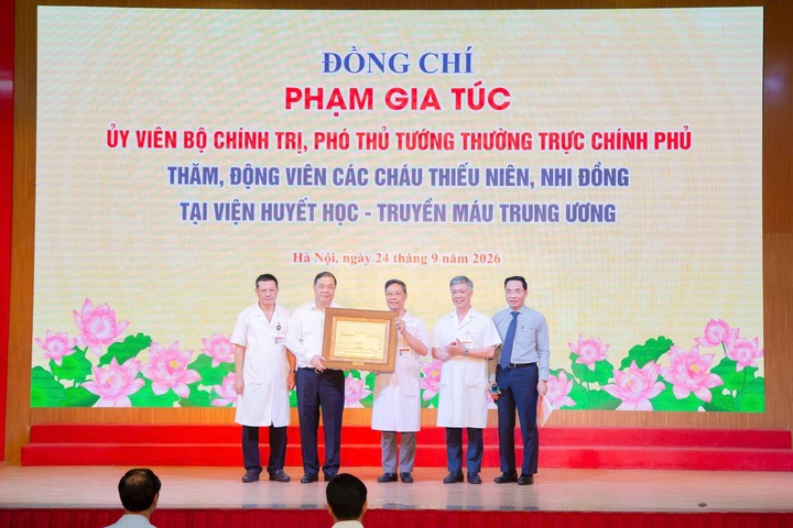 Phó Thủ tướng Thường trực Phạm Gia Túc tặng quà Viện Huyết học và Truyền máu Trung ương - Ảnh: chinhphu.vn