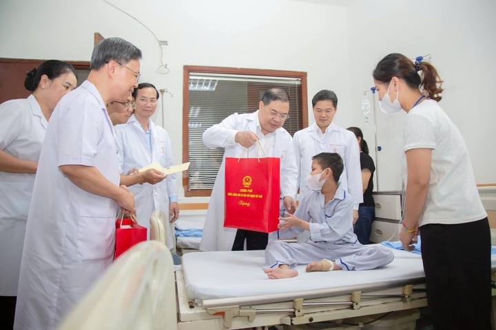 Phó Thủ tướng Thường trực Phạm Gia Túc thăm, tặng quà bệnh nhi dịp Tết Trung thu - 10