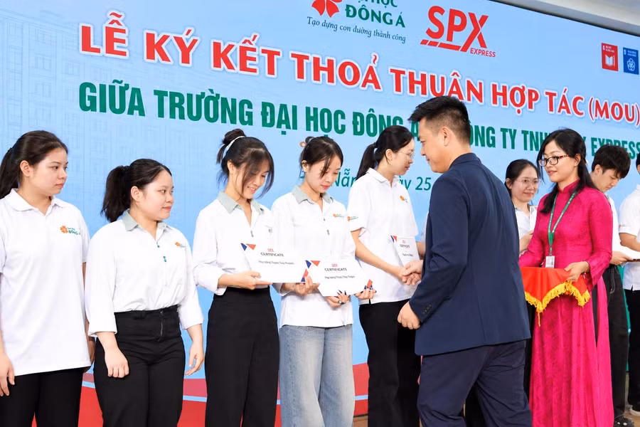 Sinh viên Trường Đại học Đông Á nhận Giấy chứng nhận hoàn thành kỳ thực tập tại SPX. bbb22f61-0739-43d3-a0f0-09a29915cd70.jpg