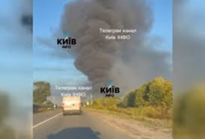Khói đen bốc cao sau cuộc tấn công của Nga nhằm vào trung tâm hậu cần nằm ở làng Krasilovka, ngày 27/9/2026.