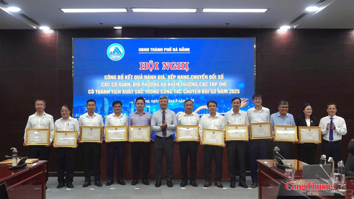 Chủ tịch UBND phường Hòa Khánh Huỳnh Anh Vũ (ngoài cùng bên trái) đại diện phường Hòa Khánh nhận bằng khen của Chủ tịch UBND TP. Đà Nẵng về những thành tích xuất sắc trong công tác chuyển đổi số năm 2025