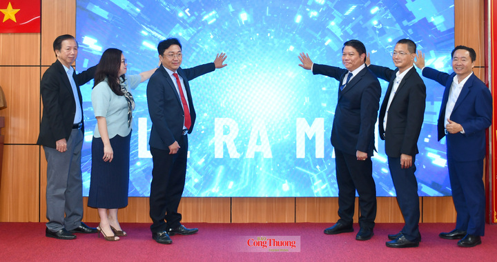 Lãnh đạo Sở Công Thương TP. Hồ Chí Minh và các đại biểu thực hiện nghi thức ra mắt Expo Platform.
