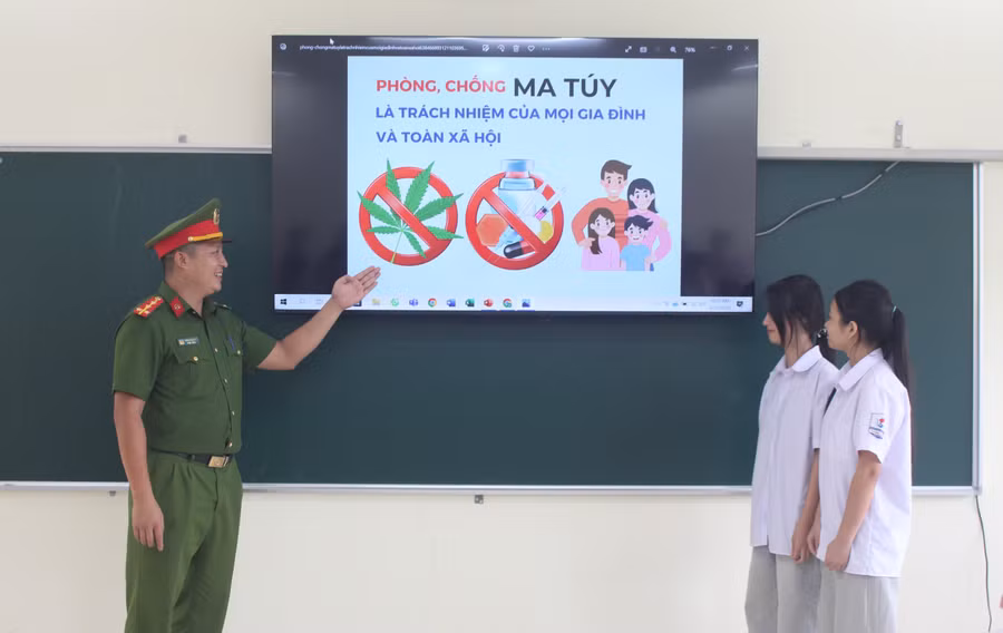 Lực lượng Công an phường Tích Lương hướng dẫn học sinh cách chủ động từ chối khi bị rủ rê, lôi kéo sử dụng các chất không rõ nguồn gốc.