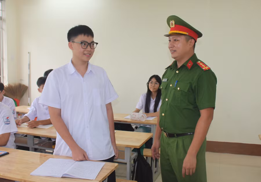 Công an phường Tích Lương tuyên truyền cho học sinh Trường THPT Gang Thép. img-1407.jpg