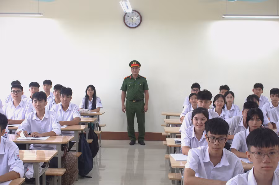 Trong năm học 2025-2026, Trường THPT Gang Thép đã phối hợp với lực lượng chức năng tổ chức 4 đợt tuyên truyền cho học sinh. img-1451.jpg