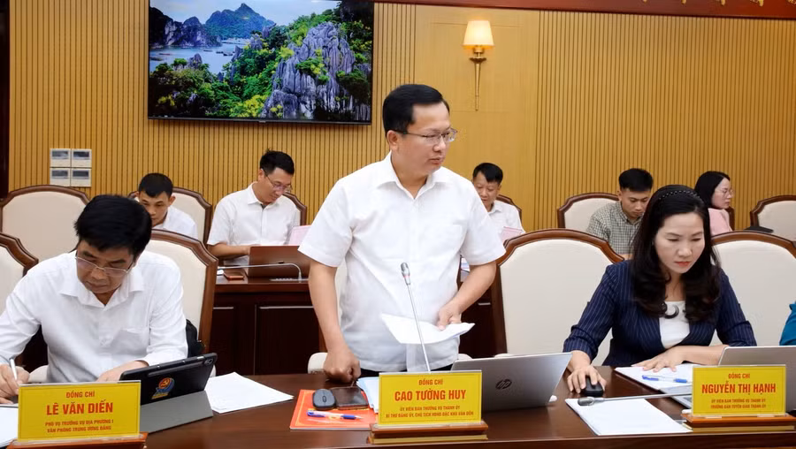 Ông Cao Tường Huy, Bí thư Đảng ủy, Chủ tịch HĐND đặc khu Vân Đồn phát biểu tại hội nghị. Ảnh: Thu Chung anh-4.jpg