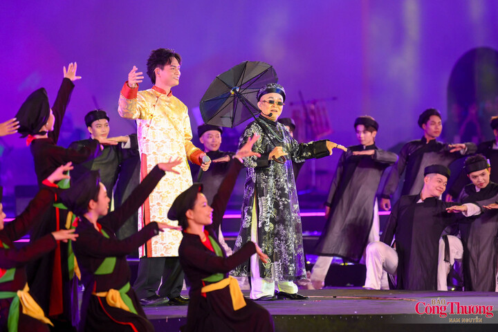 Liên khúc Ngồi tựa mạn thuyền - Bắc Bling có sự kết hợp của nghệ sĩ Xuân Hinh, Chu Bảo Quế, Hòa Minzy và Tuấn Cry, mang âm hưởng dân gian hòa cùng màu sắc âm nhạc hiện đại.