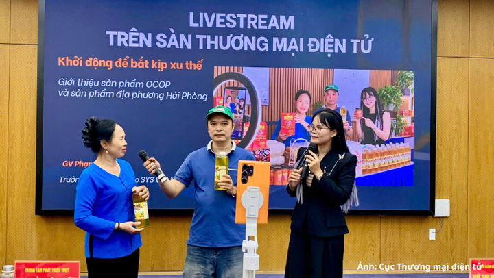 Đại diện doanh nghiệp tham gia thực hành livestream tại hội nghị