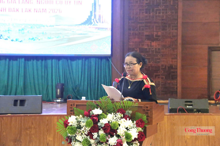 Bà H’Yam phát biểu trong buổi tuyên dương già làng, trưởng buôn, người có uy tín năm 2026.